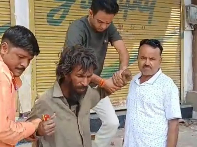टीकमगढ़ में सड़क पर भीख मांग रहे 10 लोगों को डबरा के ‘अपना घर’ में कराया भर्ती।