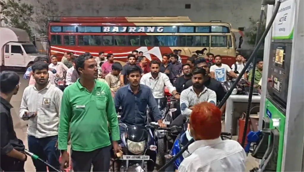 crowds-at-petrol-pumps
