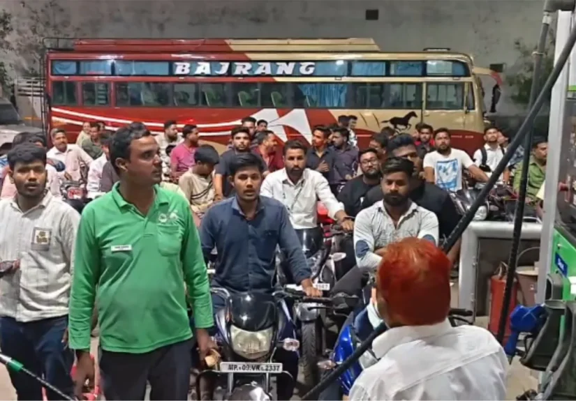 crowds-at-petrol-pumps