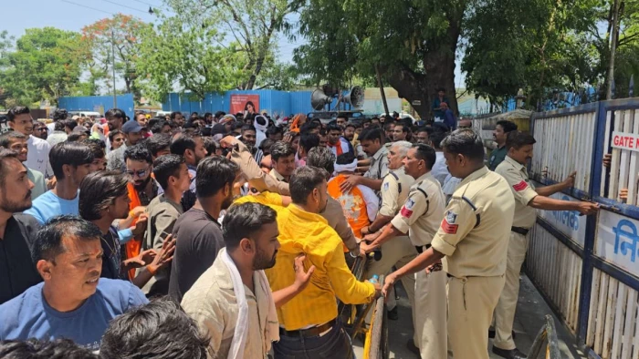 10_06_2026-ratlam_me_hindu_karyakarta_pahunche_nagar_nigam_m