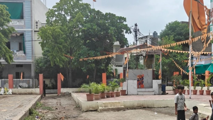 02_07_2026-school_bhawan_par_bana_mandir_m